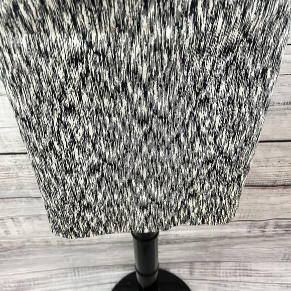 The Limited Skirt size 4 Black White Pencil Knee Stretch Pockets Career Casual - Picture 4 of 9